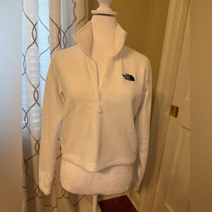 Cropped light weight sweatshirt. The North Face emblem is black